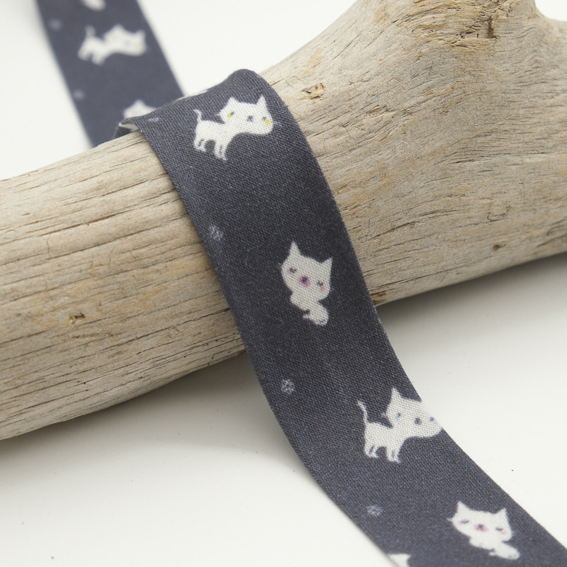 25mm Printed Bias Tape with Cat Design on a Black Background - Maison Klem